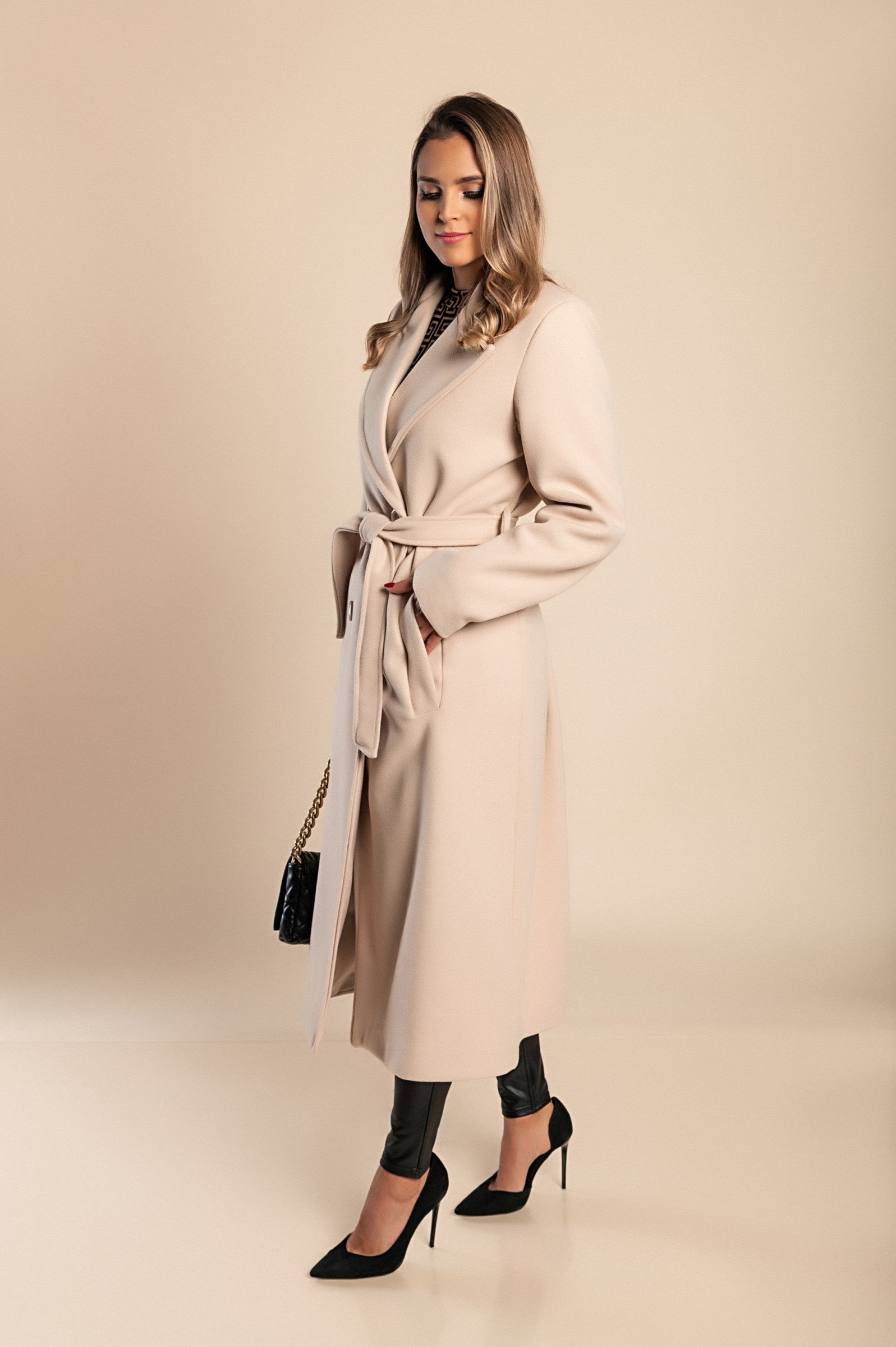 Abrigo largo elegante para mujer con cierre de botones y diseño sofisticado