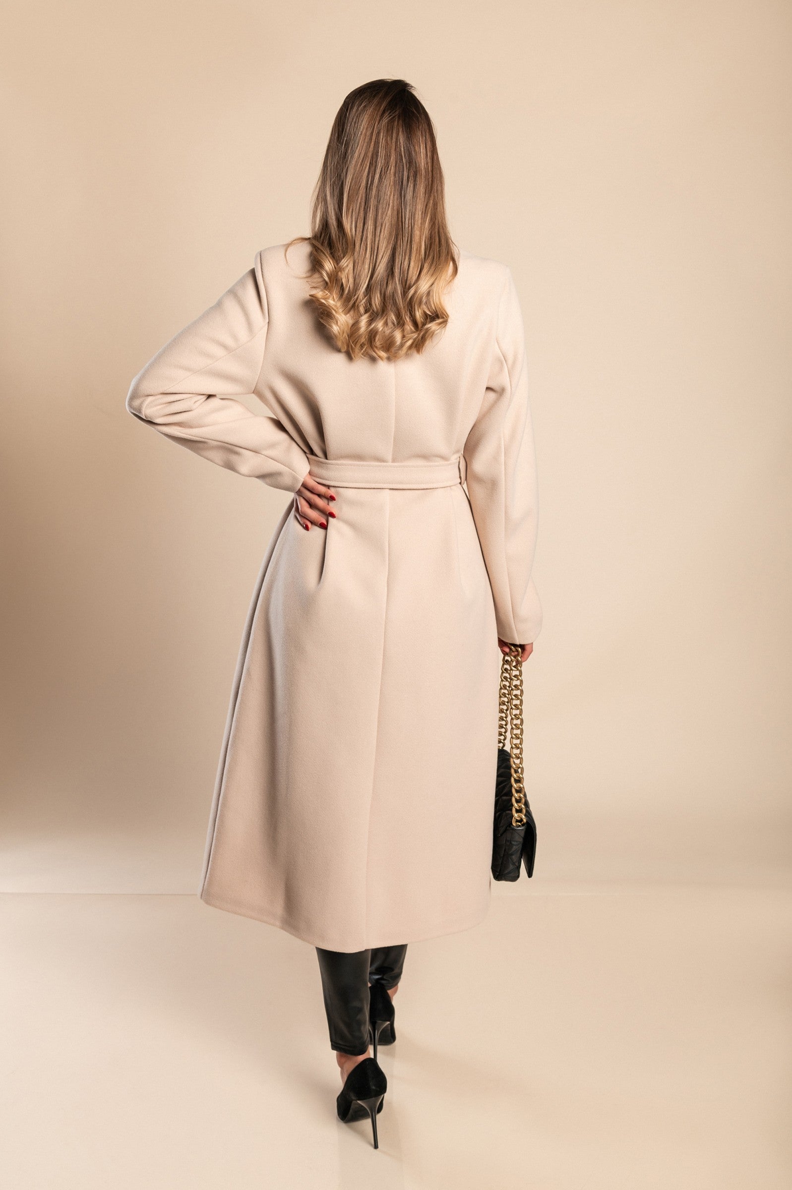 Abrigo largo elegante para mujer con cierre de botones y diseño sofisticado