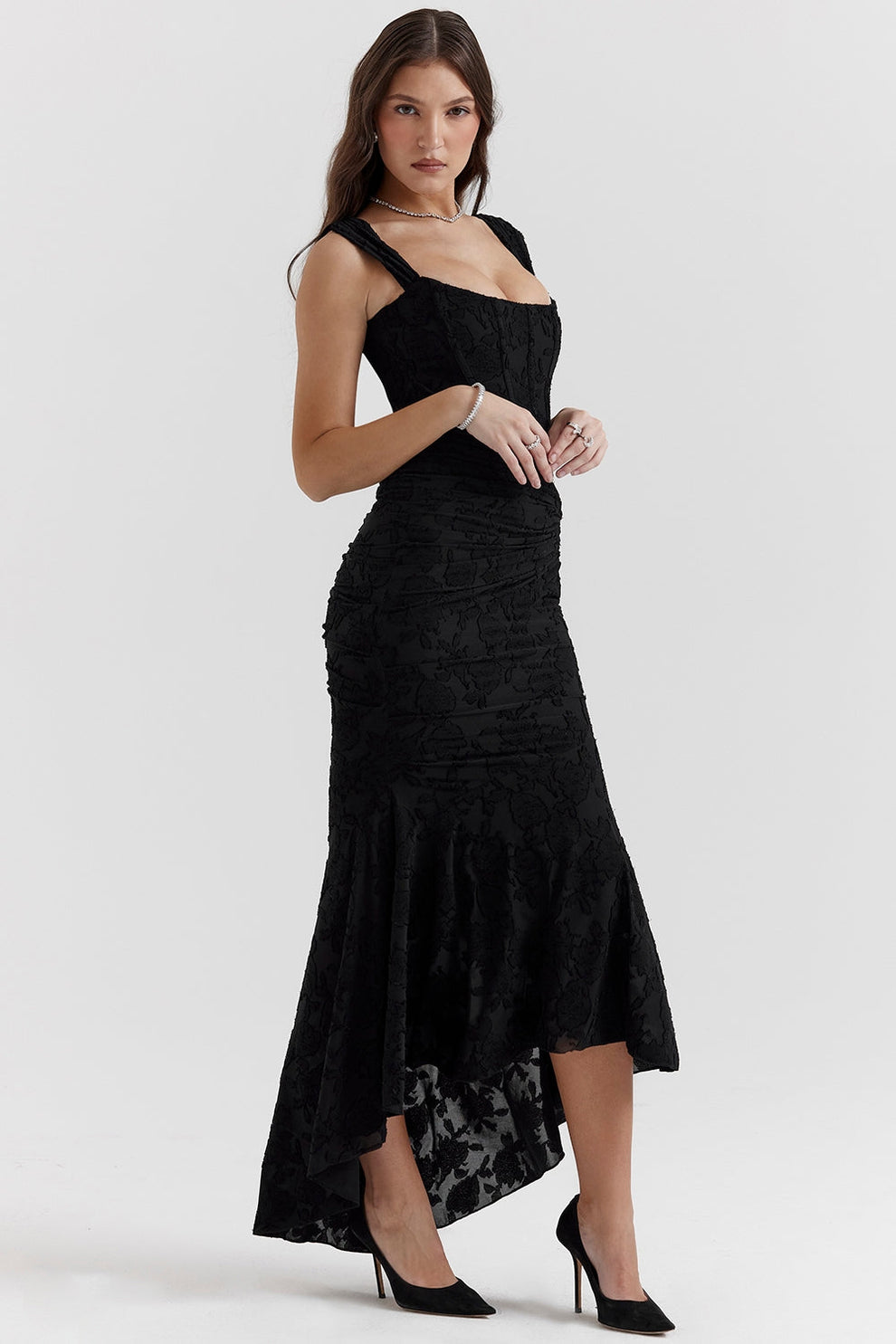 Vestido largo con diseño ajustado en la parte superior y estilo elegante