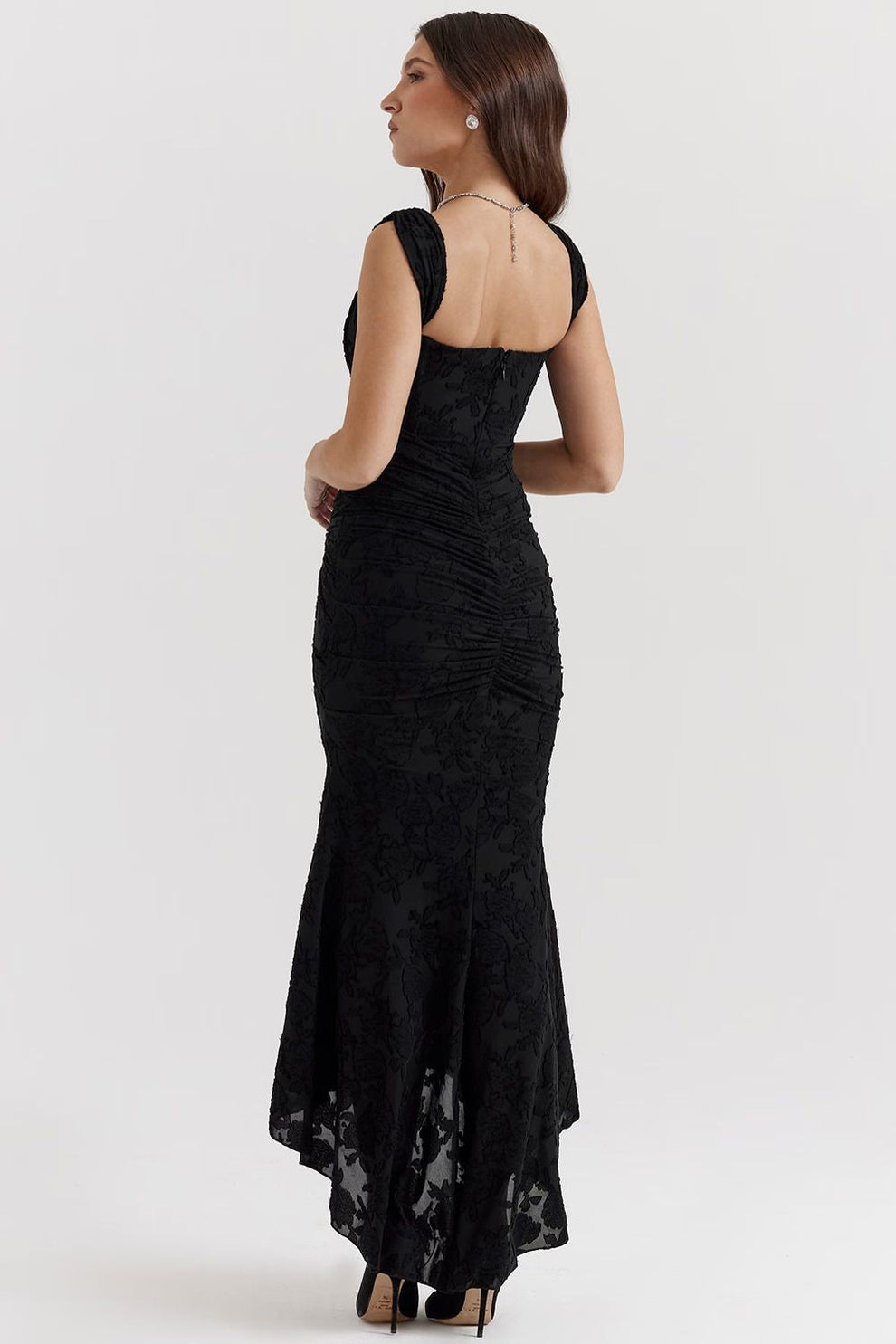 Vestido largo con diseño ajustado en la parte superior y estilo elegante