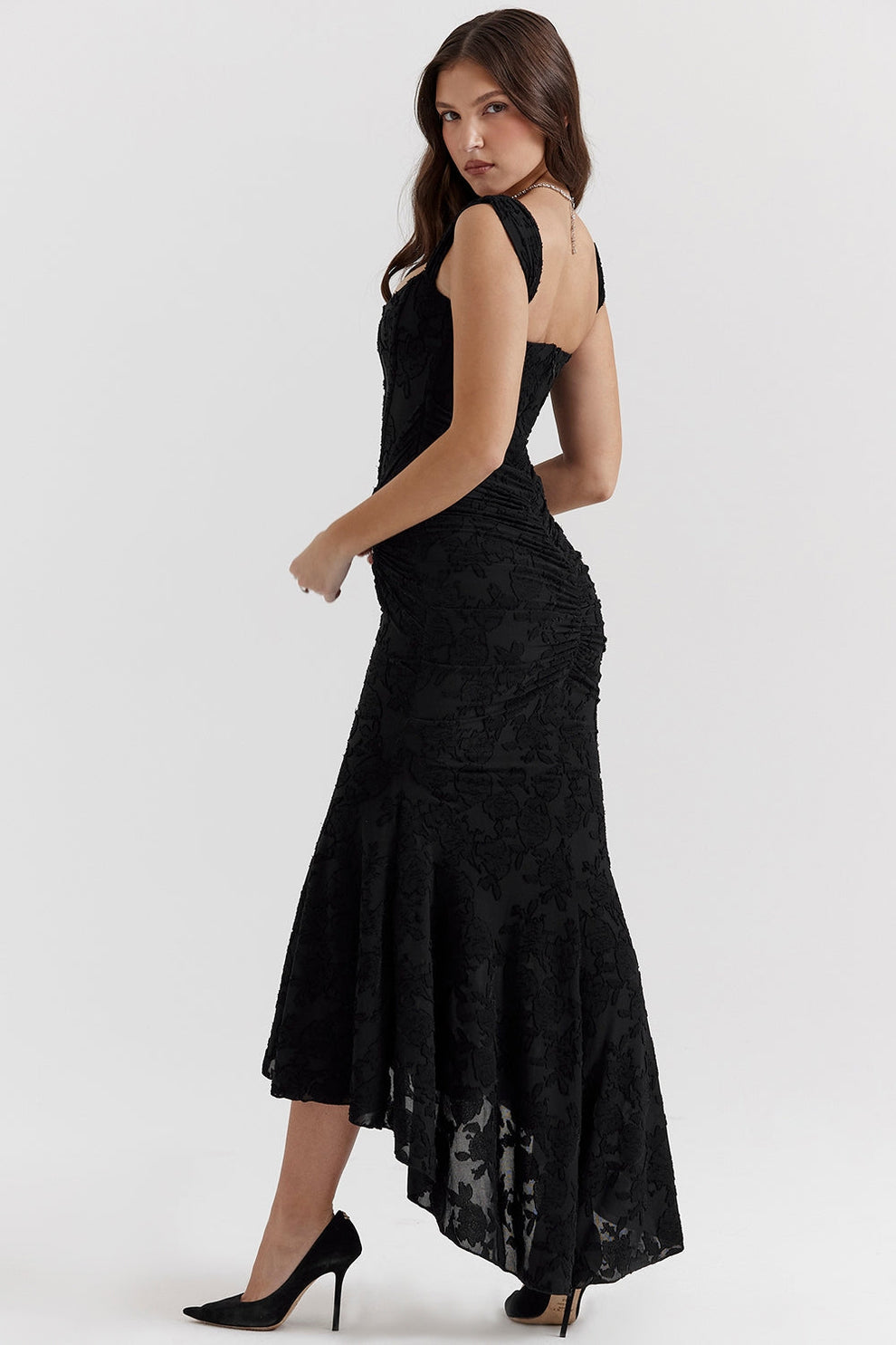 Vestido largo con diseño ajustado en la parte superior y estilo elegante