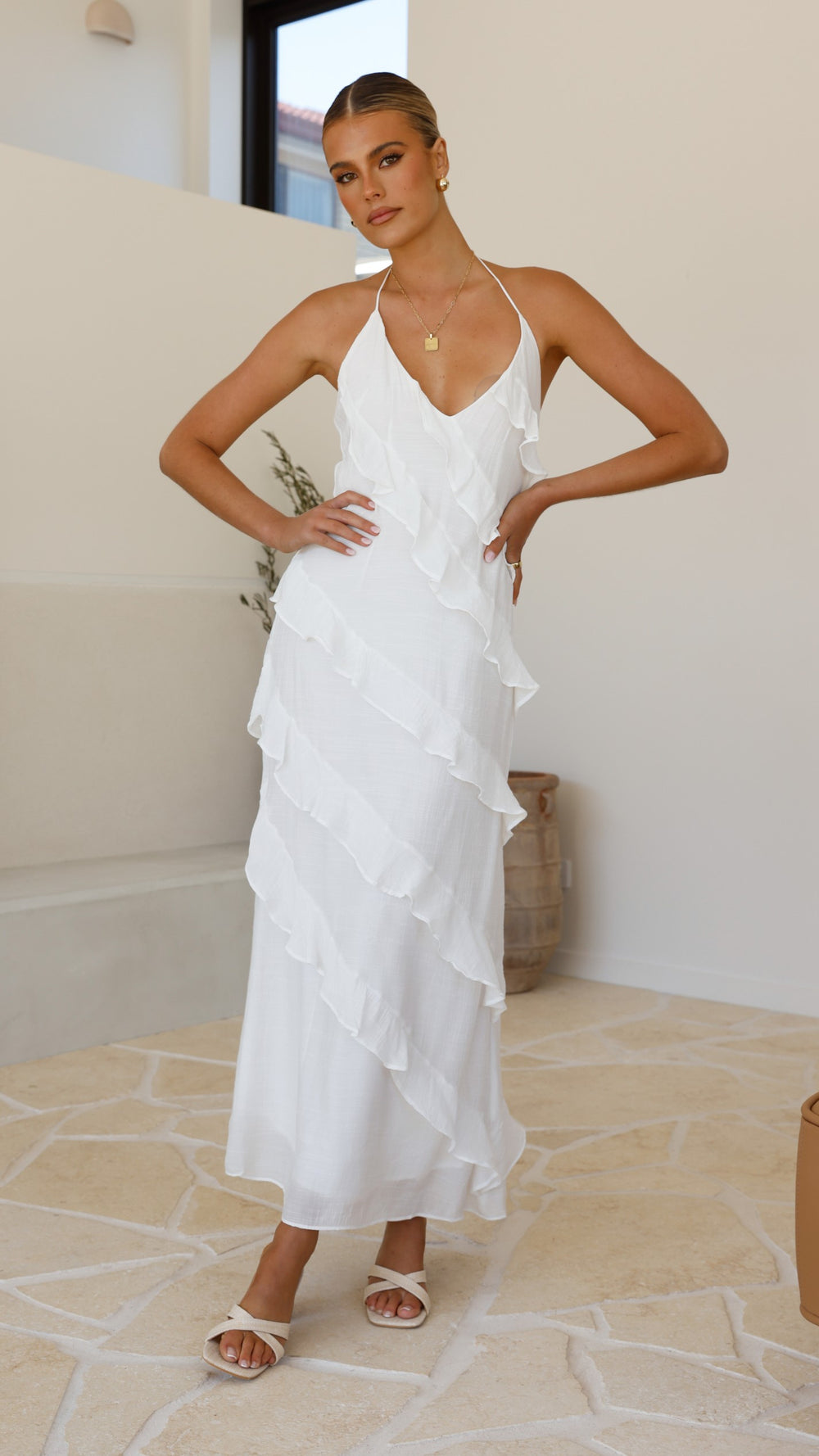 Vestido largo moderno y ligero con cordón fino en el cuello y volantes diagonales