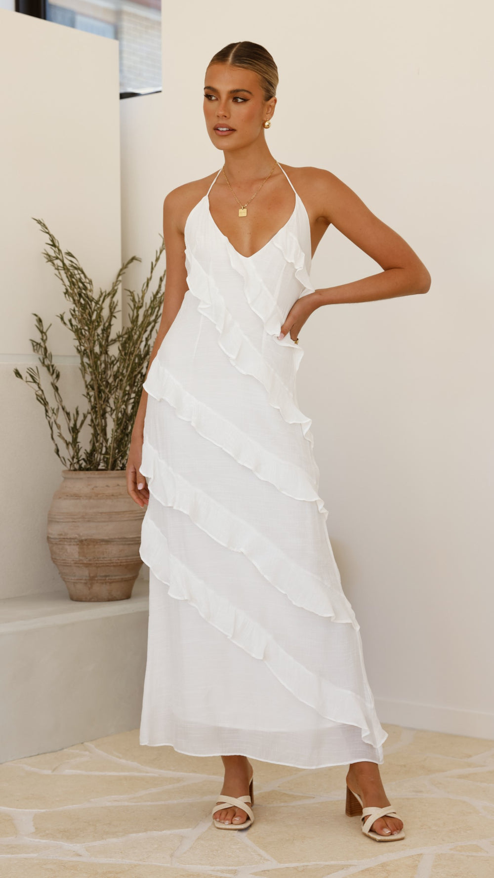 Vestido largo moderno y ligero con cordón fino en el cuello y volantes diagonales