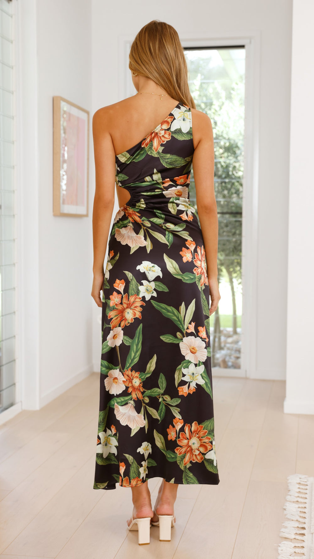 Vestido largo de verano con un solo hombro y cuello alto con estampado floral