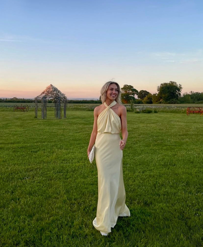 Vestido largo con cuello halter y estilo veraniego elegante