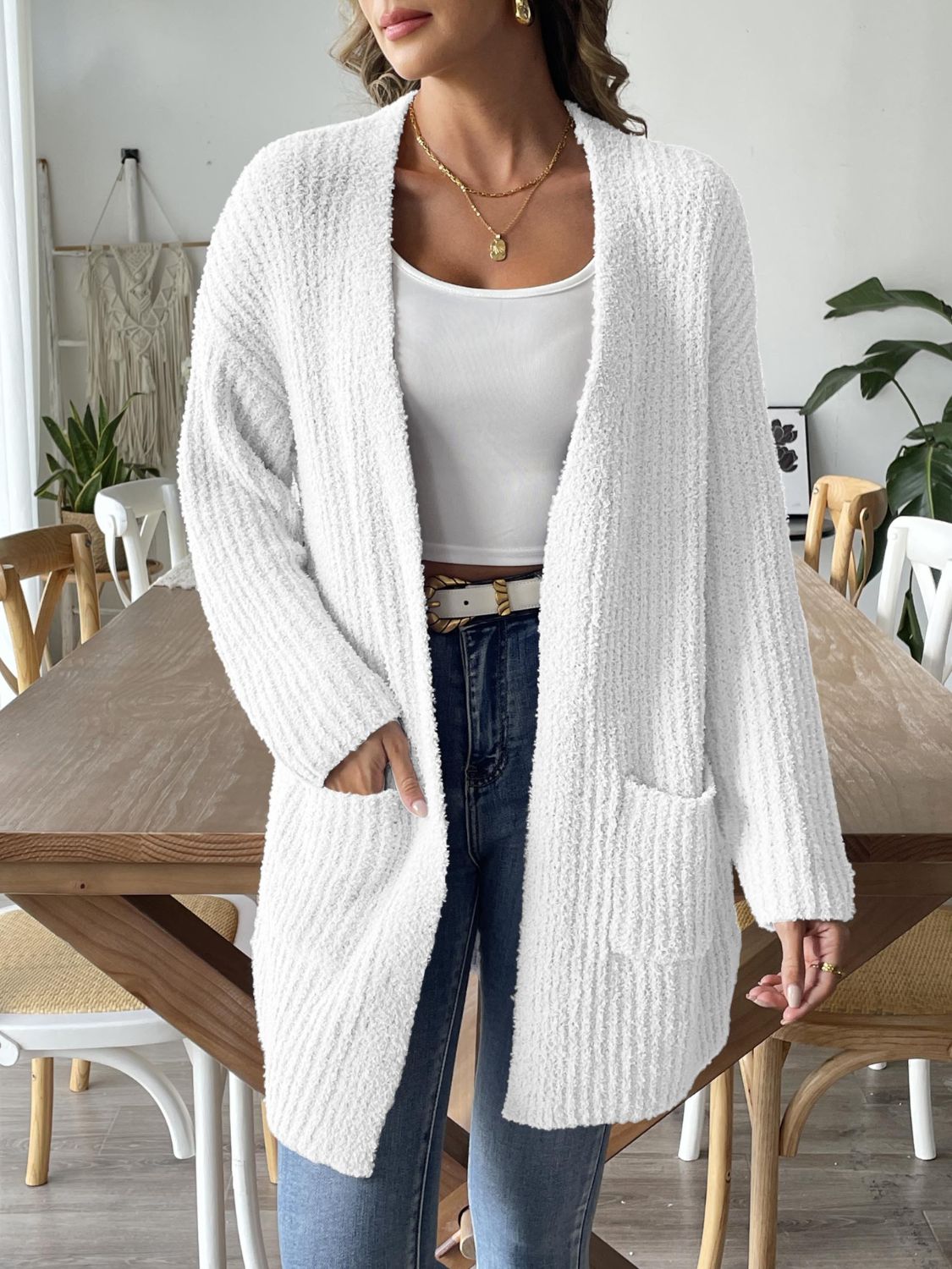 Un cárdigan abierto y cómodo con un diseño original para looks con estilo.