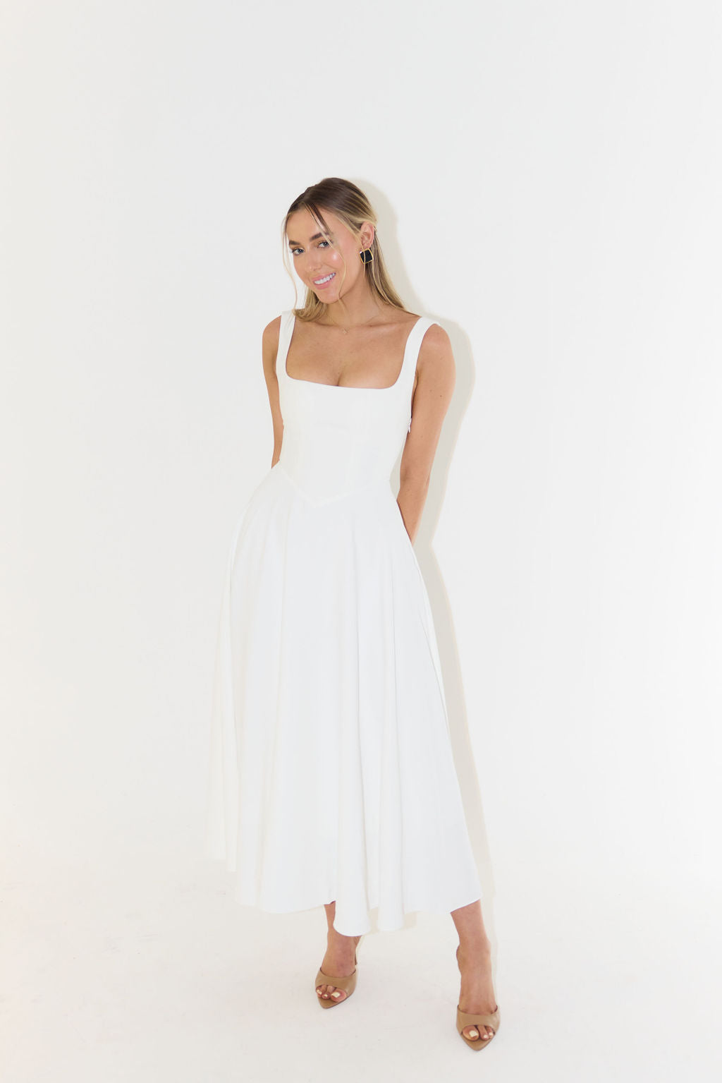 Vestido midi elegante para mujer con diseño sofisticado y versátil