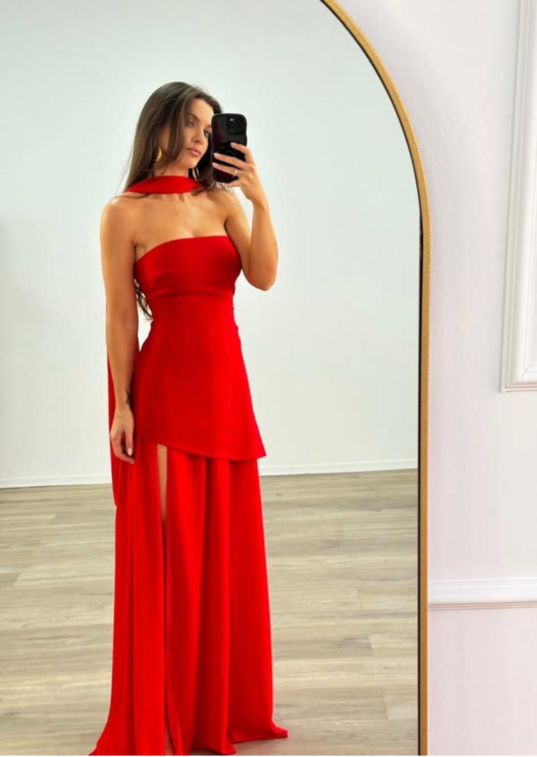 Vestido sin tirantes con diseño elegante y doble falda fluida