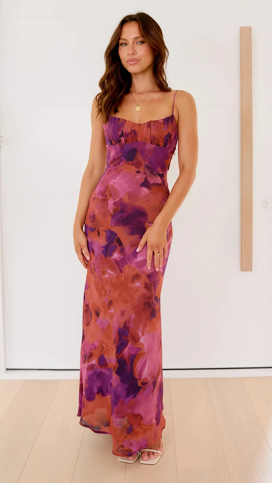 Vestido midi asimétrico de fiesta con diseño elegante