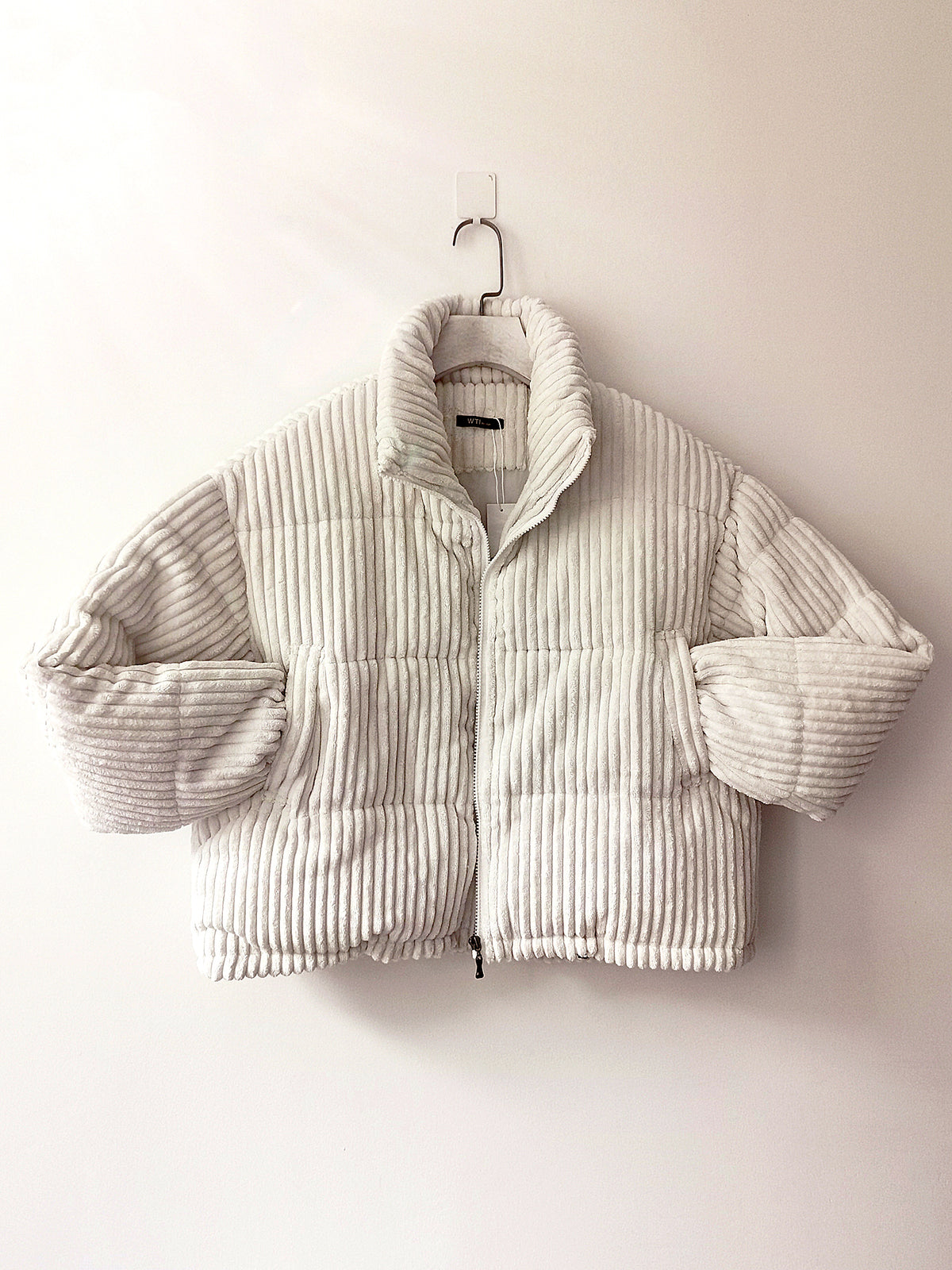Chaqueta Acolchada de Cuello Alto en Color Crema para Mujer