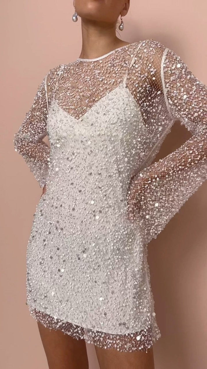 Vestido corto sin tirantes con capa de manga larga transparente y diseño moderno