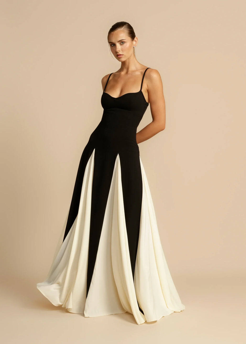 Vestido largo clásico con bloques de color en la falda diseño elegante para cualquier ocasión