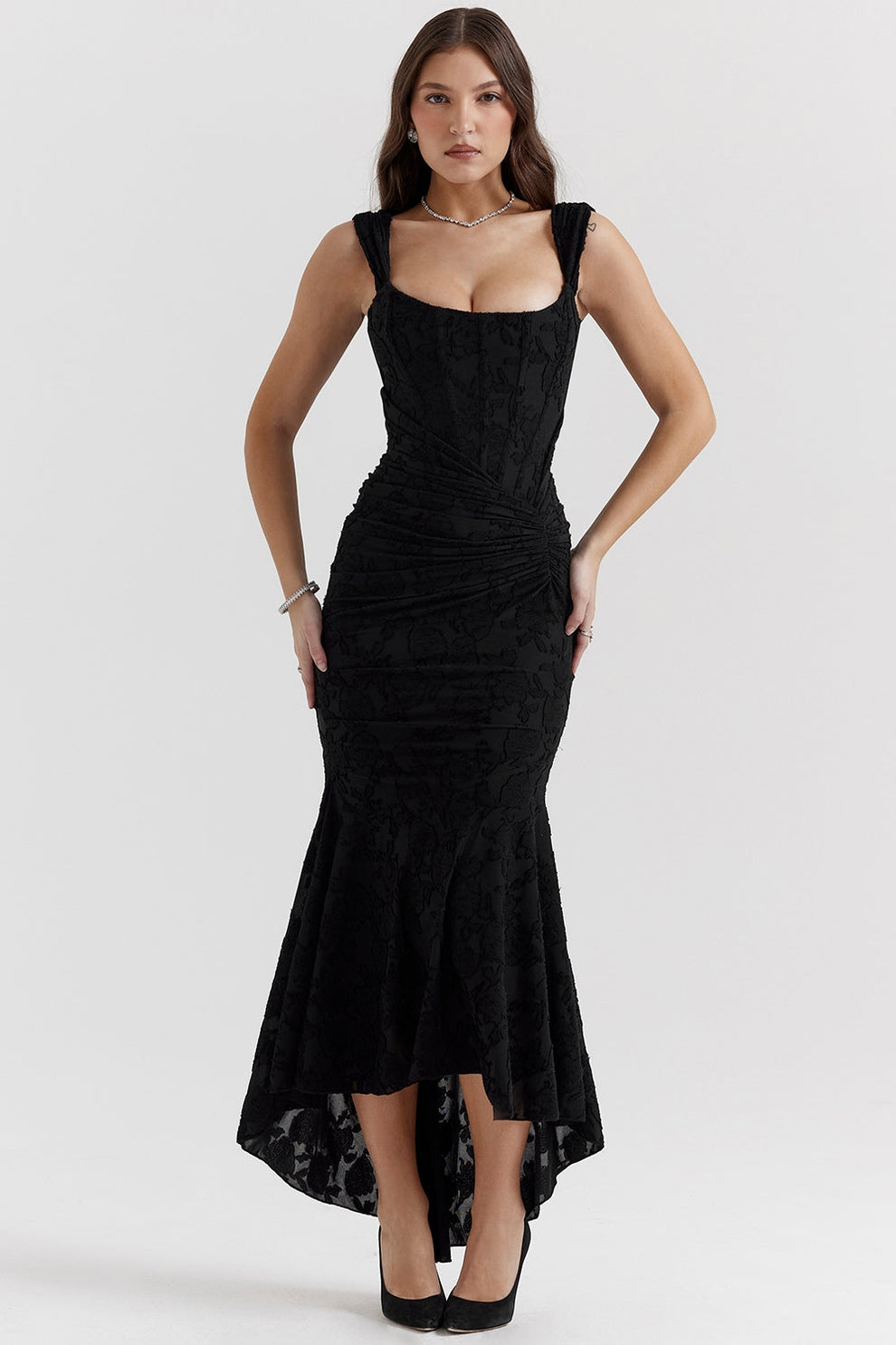 Vestido largo con diseño ajustado en la parte superior y estilo elegante