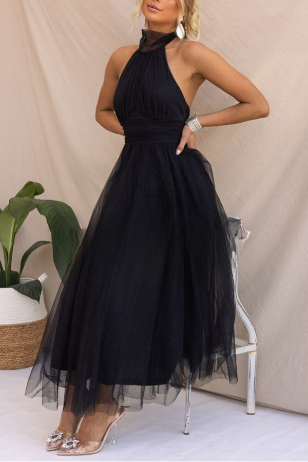 Vestido maxi con cuello halter y detalles fruncidos para un mira sofisticado