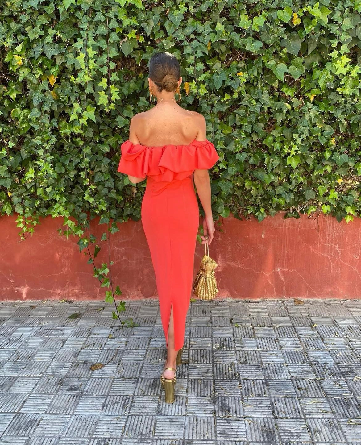 Vestido largo elegante con volantes ideal para cualquier ocasión