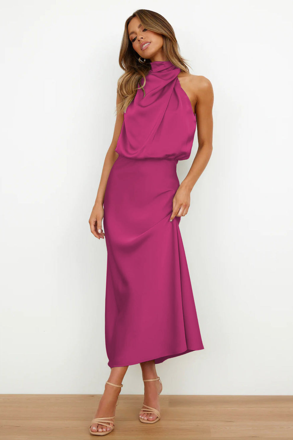 Vestido largo elegante con escote asimétrico y diseño sofisticado