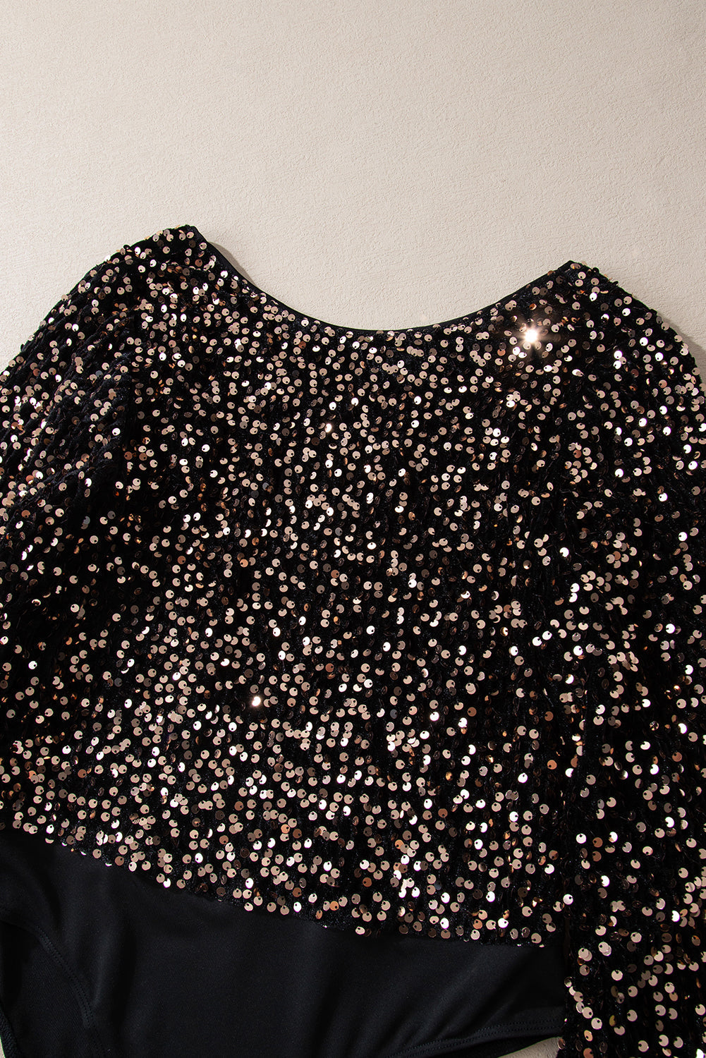 Body con escote en V profundo, detalles brillantes y mangas voluminosas