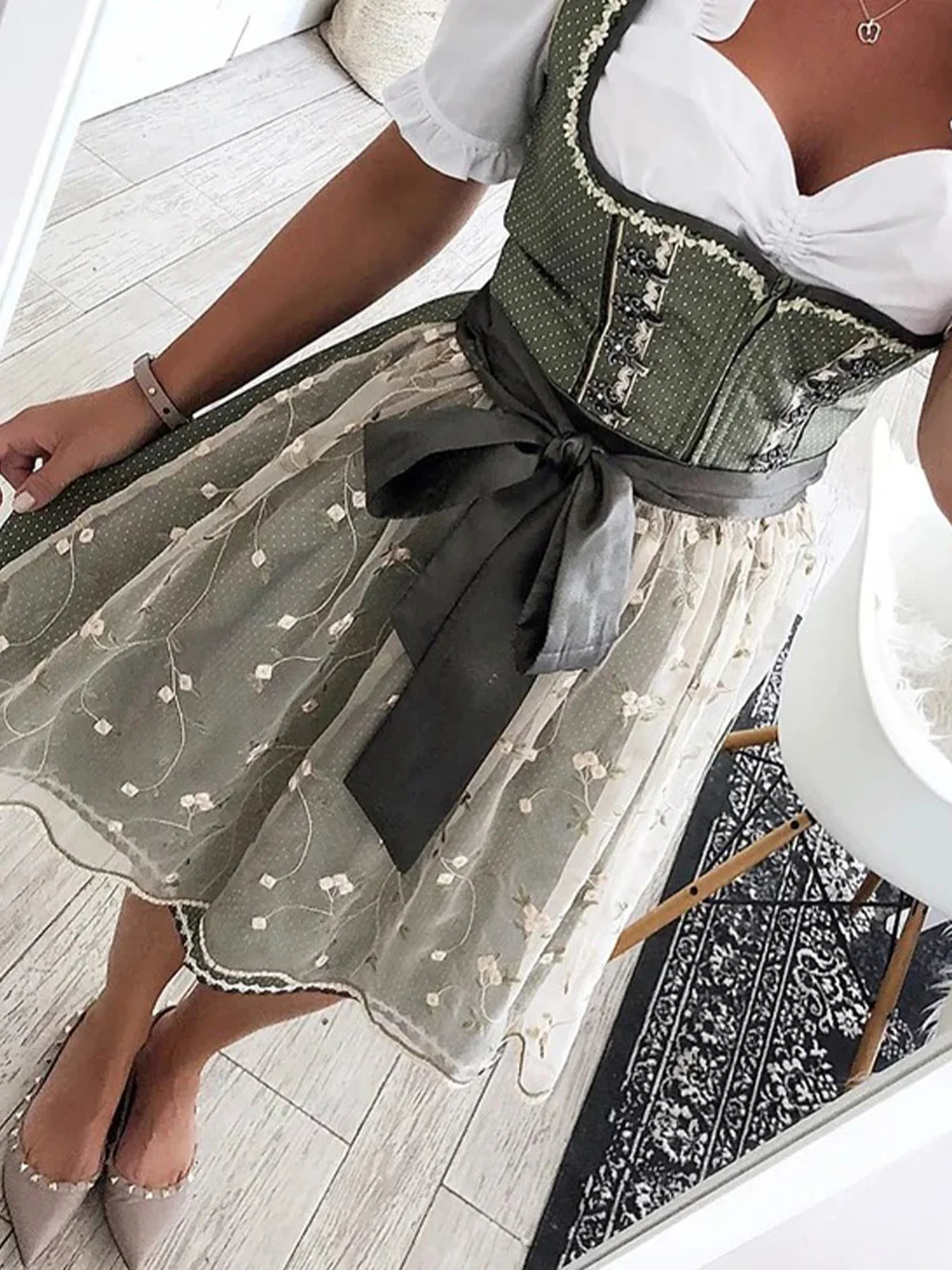 Elegante vestido tirolés con encaje, cuello en V y manga corta