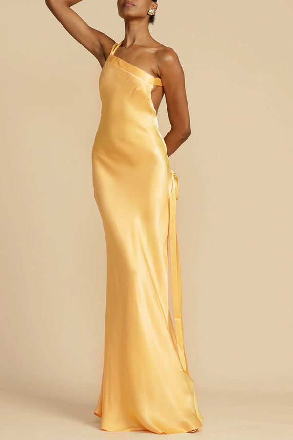 Vestido largo entallado con una sola tira asimétrica y espalda abierta