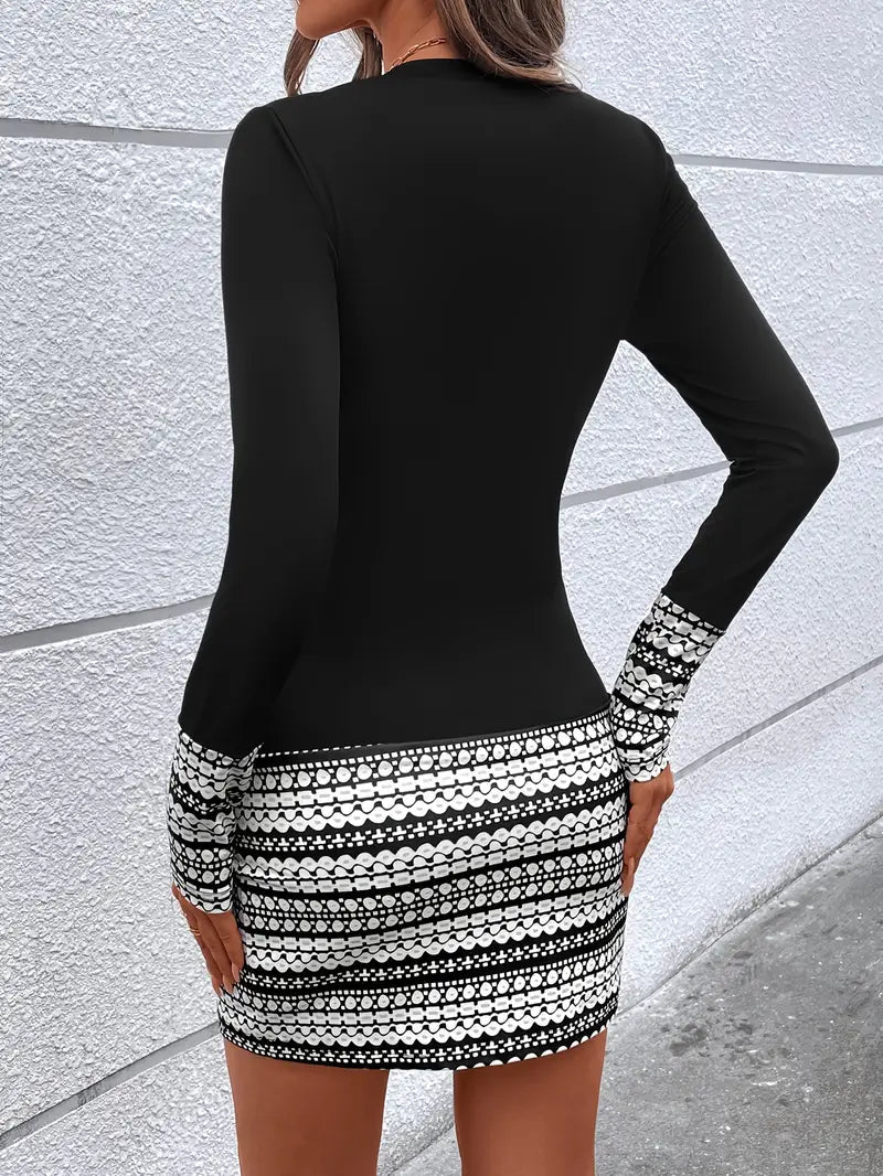 Vestido corto casual con mangas largas y detalles originales para un mira moderno