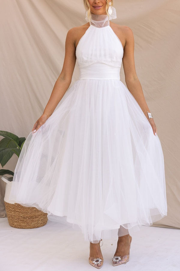 Vestido maxi con cuello halter y detalles fruncidos para un mira sofisticado