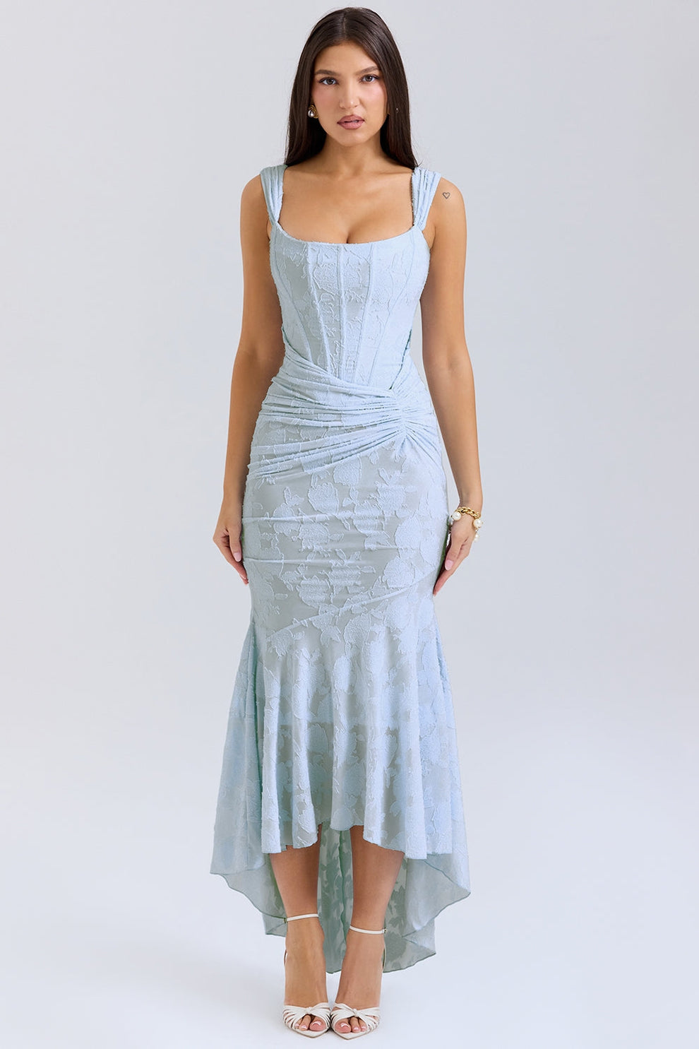 Vestido largo con diseño ajustado en la parte superior y estilo elegante