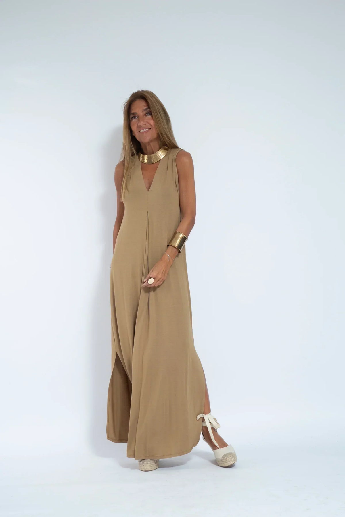 Conjunto elegante de chaleco y vestido largo para un mira sofisticado