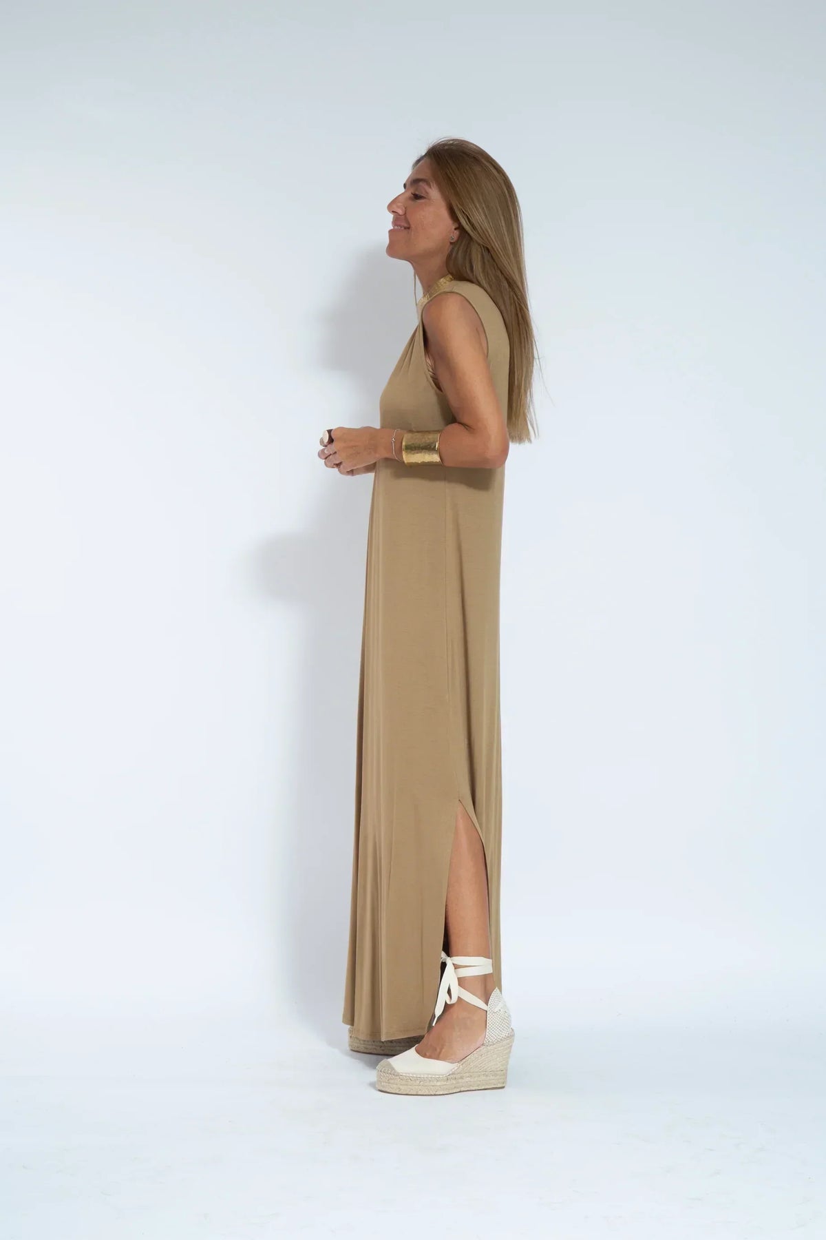 Conjunto elegante de chaleco y vestido largo para un mira sofisticado