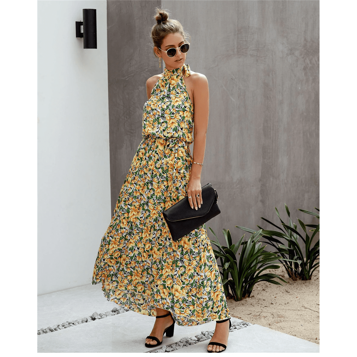 Vestido largo estilo boho con estampado floral y cuello halter