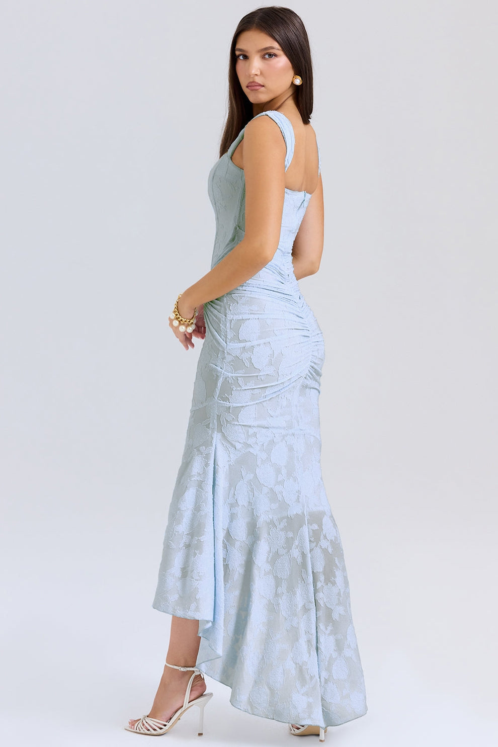 Vestido largo con diseño ajustado en la parte superior y estilo elegante