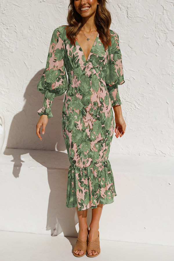 Vestido midi con cintura fruncida y diseño floral ideal para eventos y ocasiones especiales