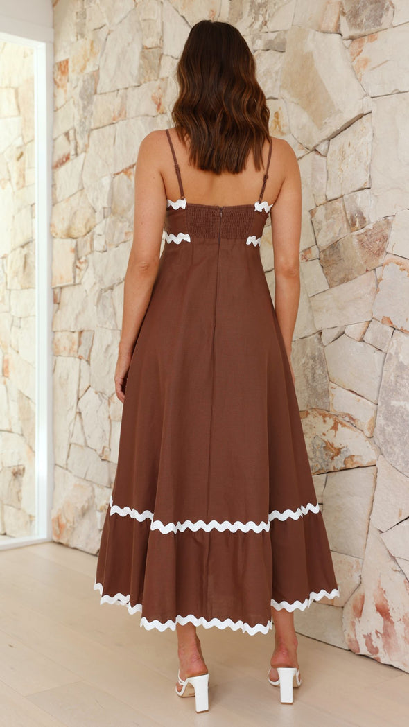 Vestido largo elegante con tirantes finos