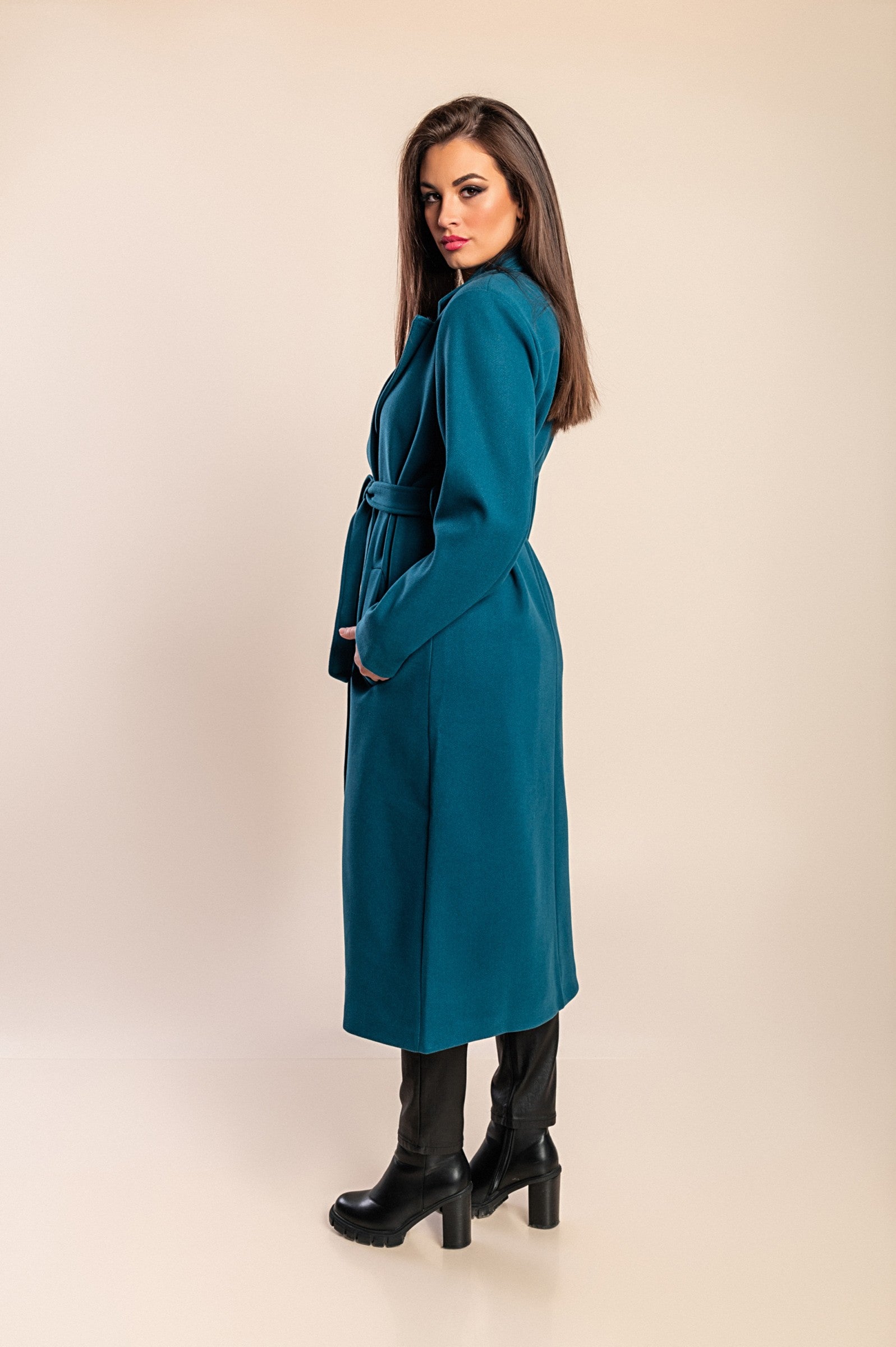 Abrigo largo elegante para mujer con cierre de botones y diseño sofisticado