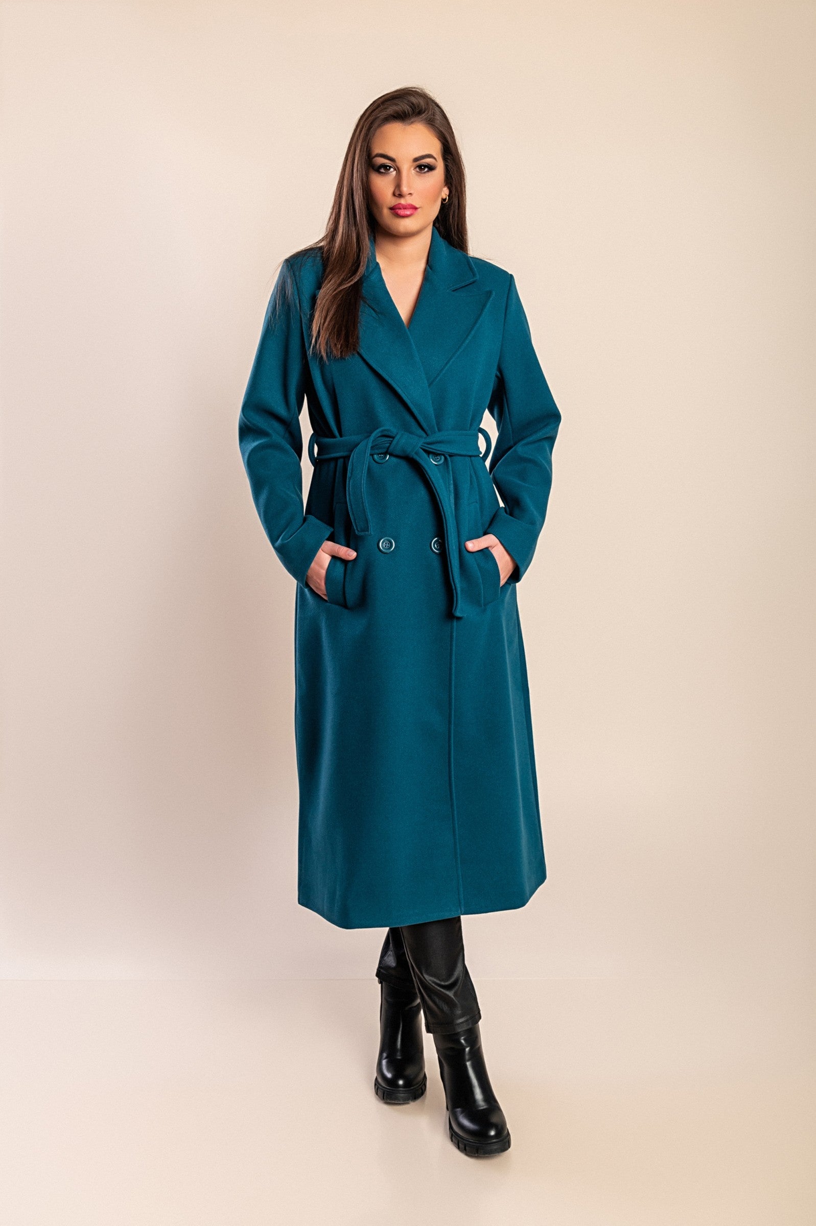 Abrigo largo elegante para mujer con cierre de botones y diseño sofisticado