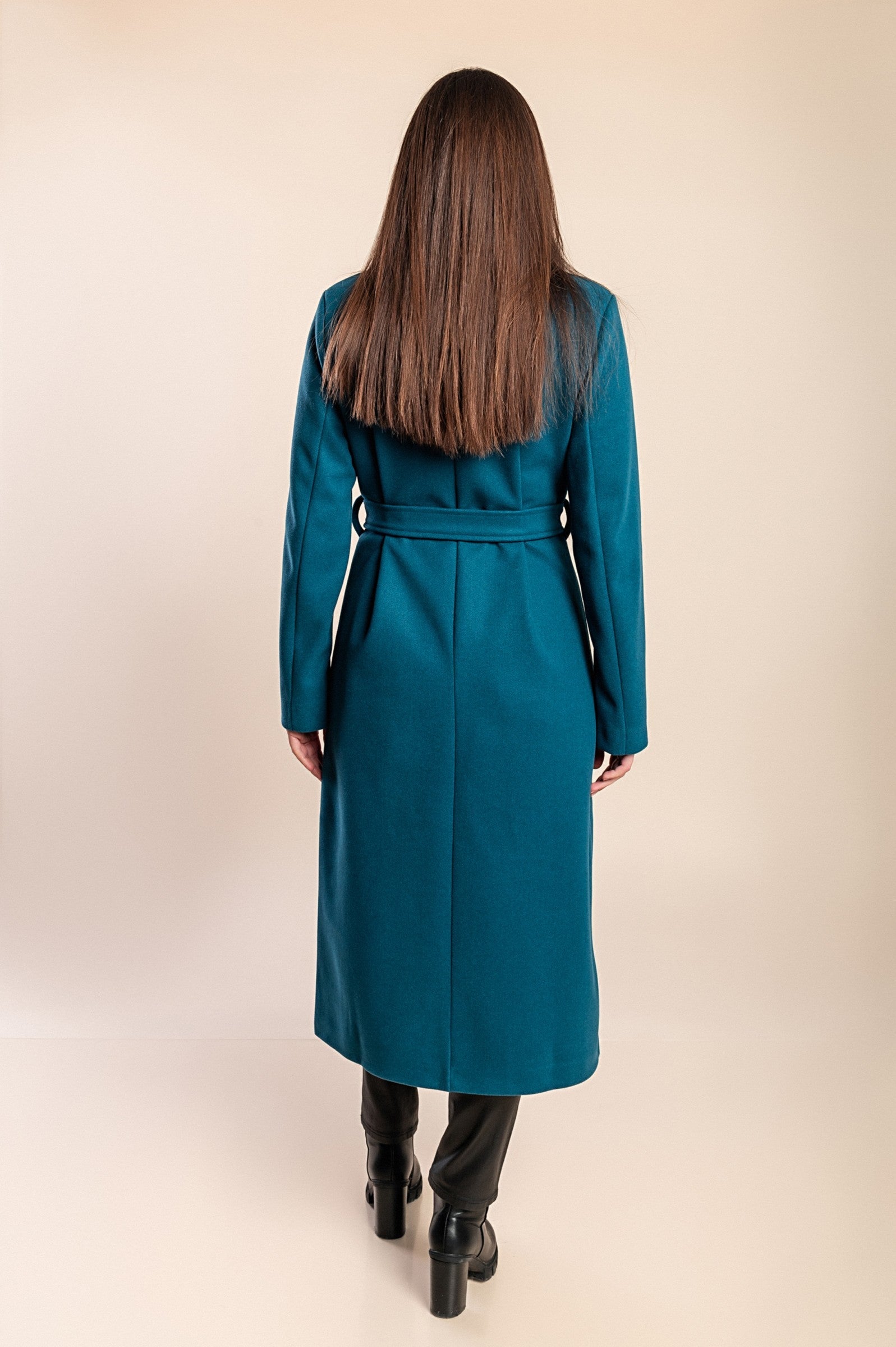 Abrigo largo elegante para mujer con cierre de botones y diseño sofisticado