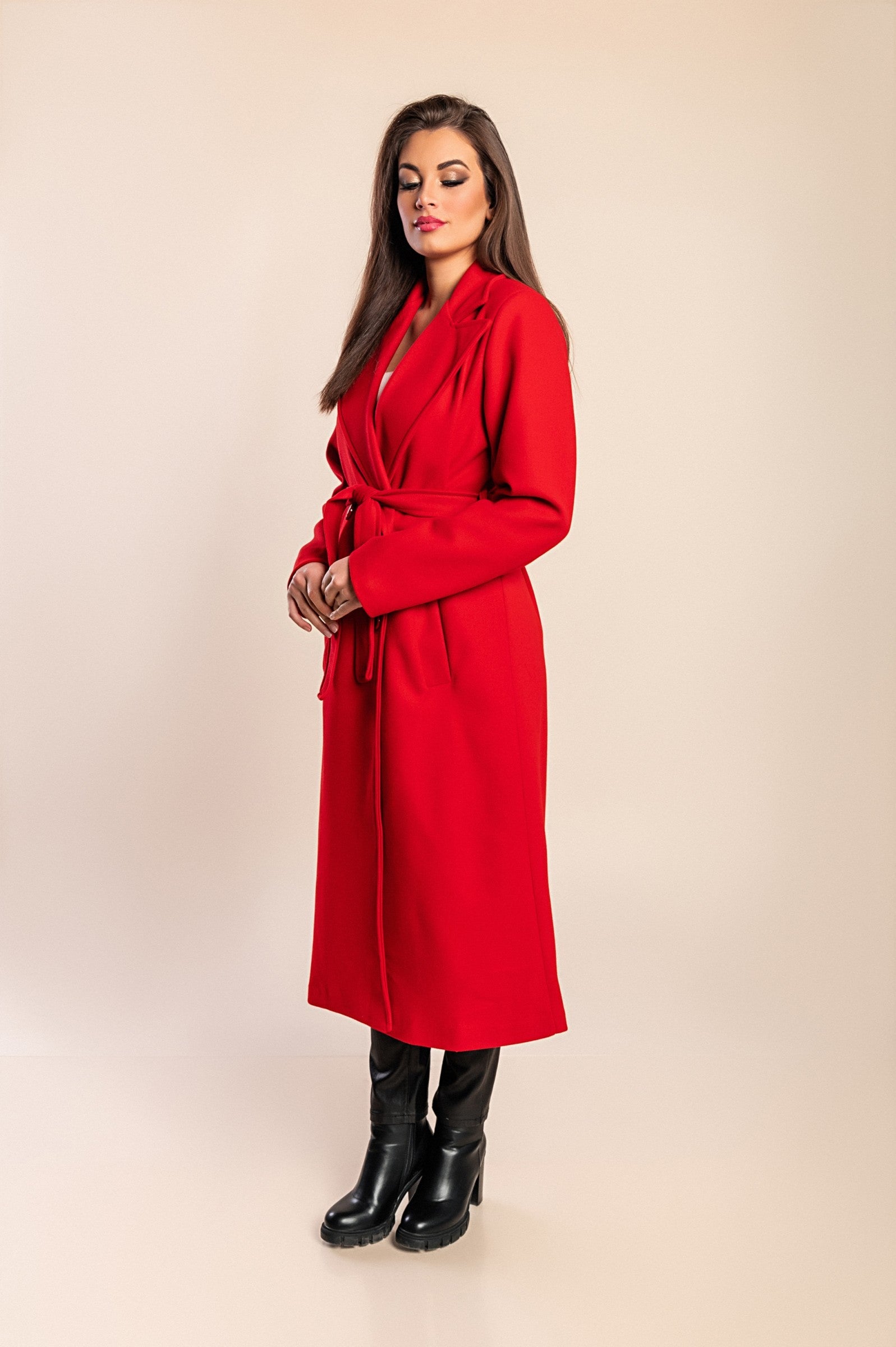 Abrigo largo elegante para mujer con cierre de botones y diseño sofisticado