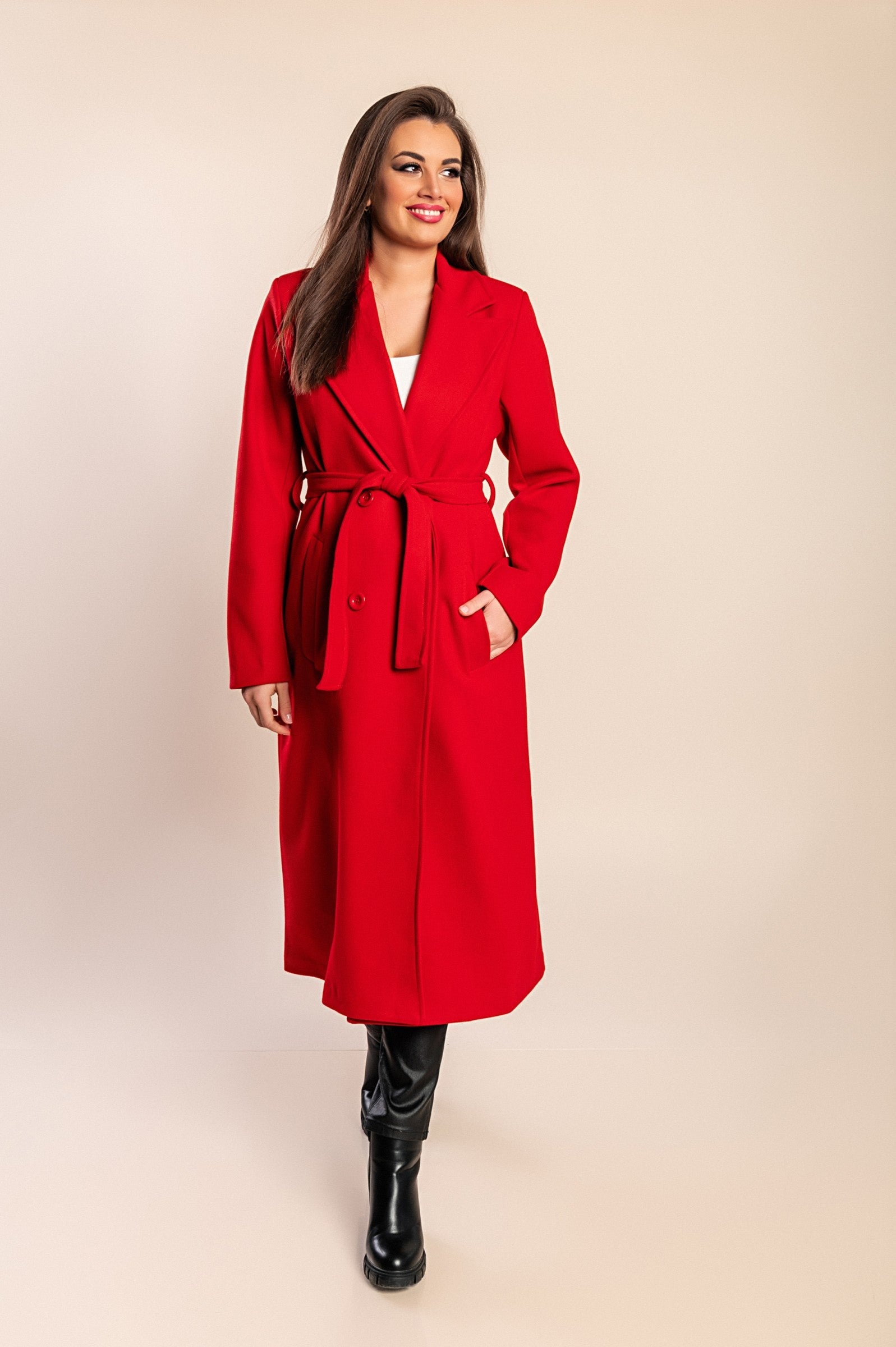 Abrigo largo elegante para mujer con cierre de botones y diseño sofisticado