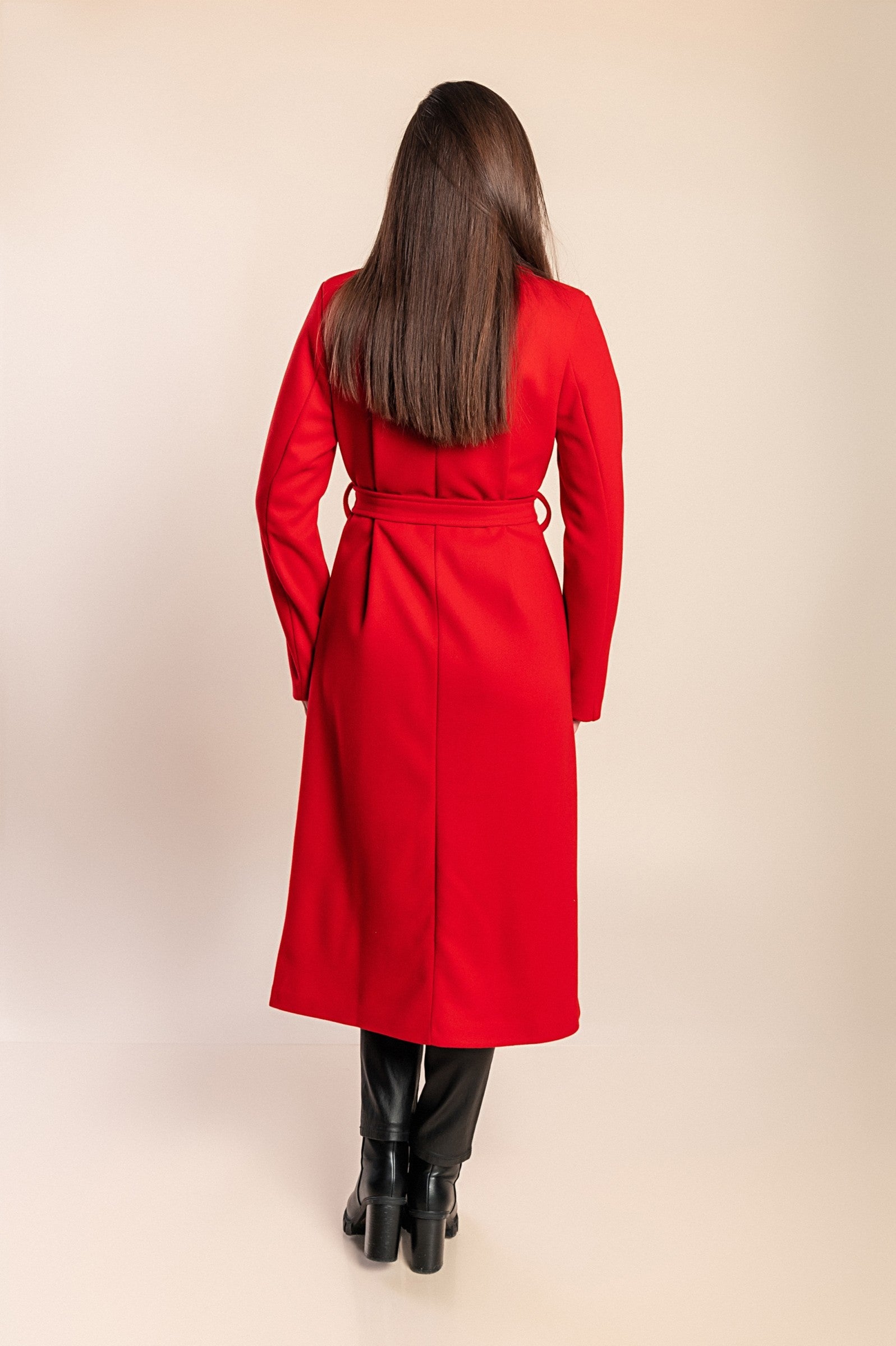 Abrigo largo elegante para mujer con cierre de botones y diseño sofisticado