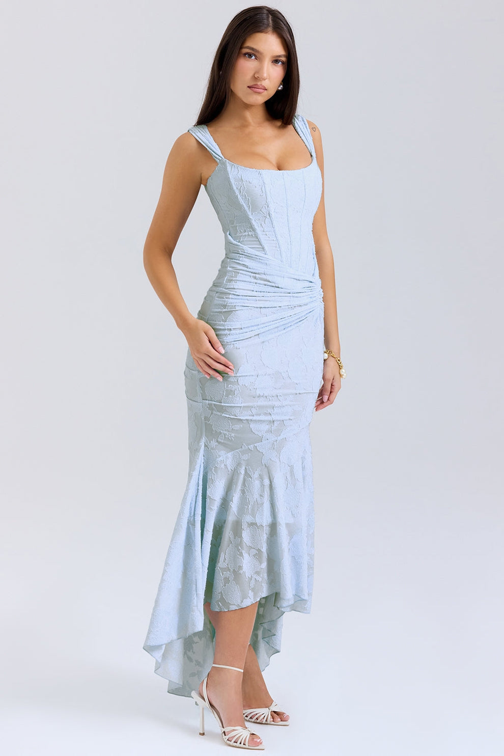 Vestido largo con diseño ajustado en la parte superior y estilo elegante