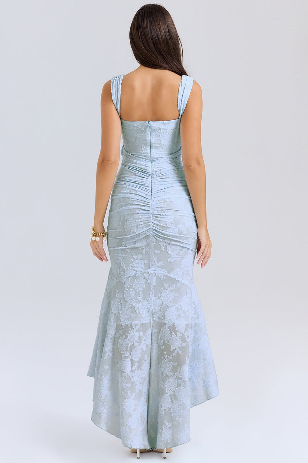 Vestido largo con diseño ajustado en la parte superior y estilo elegante