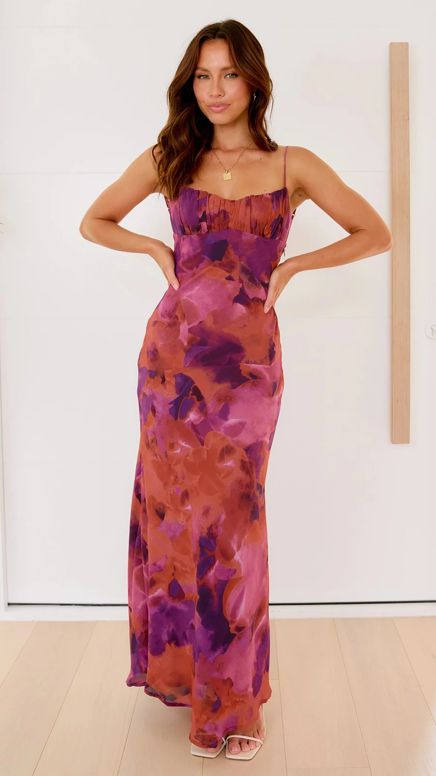 Vestido midi asimétrico de fiesta con diseño elegante