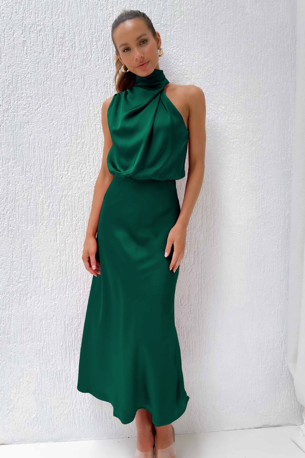 Vestido largo elegante con escote asimétrico y diseño sofisticado
