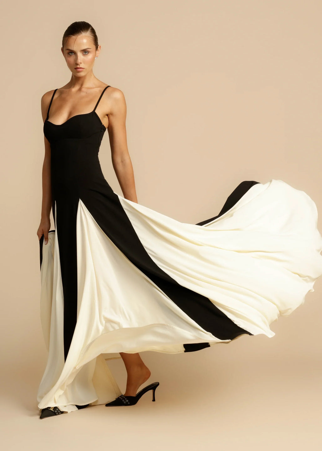 Vestido largo clásico con bloques de color en la falda diseño elegante para cualquier ocasión