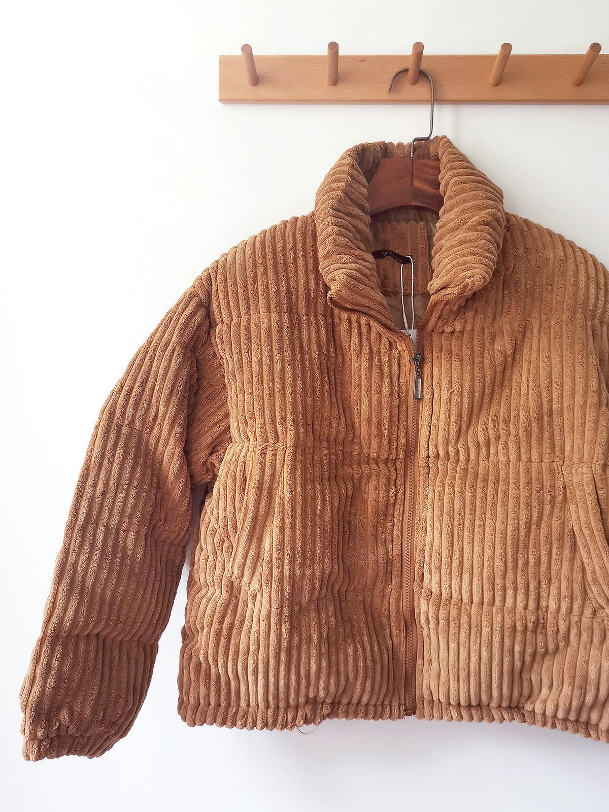 Chaqueta Acolchada de Cuello Alto en Color Crema para Mujer