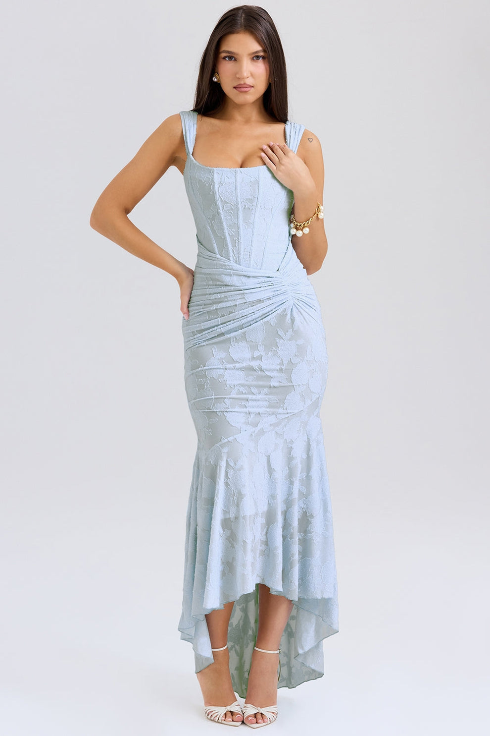 Vestido largo con diseño ajustado en la parte superior y estilo elegante