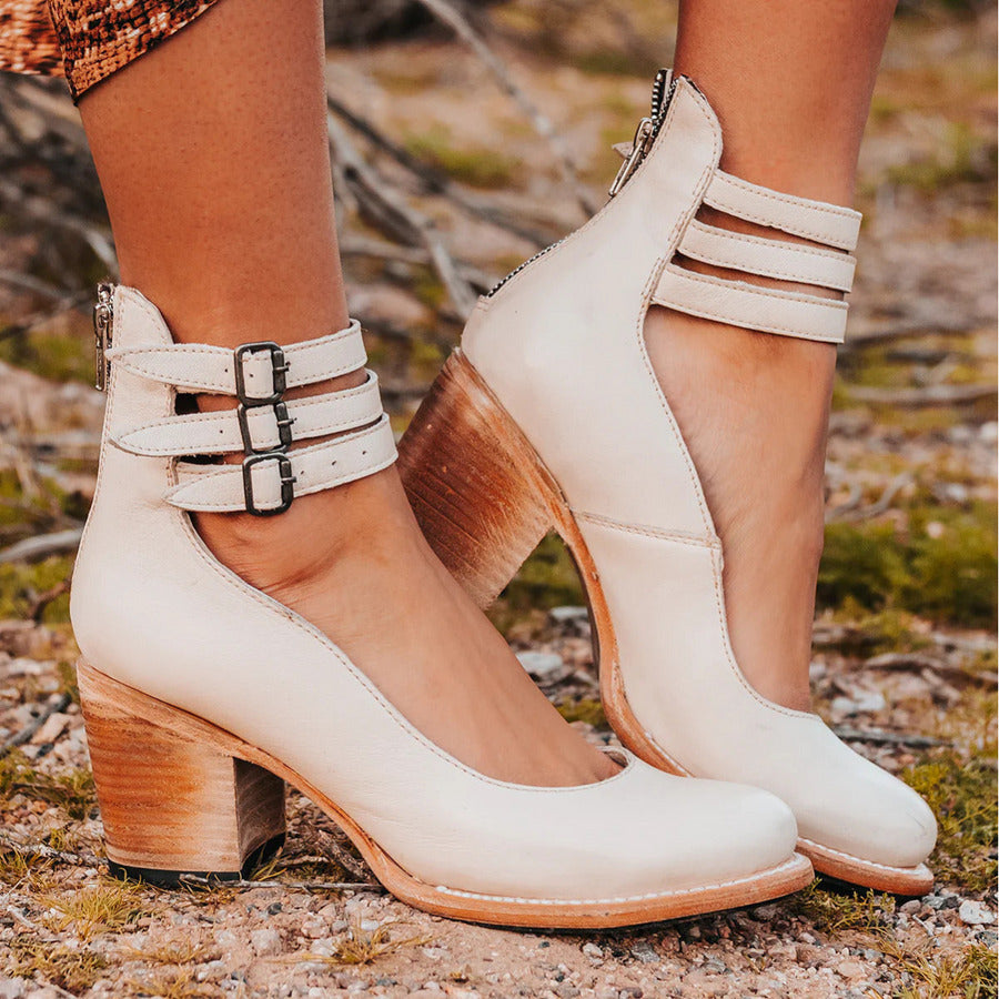 Zapatos con tacón estilo retro y diseño elegante