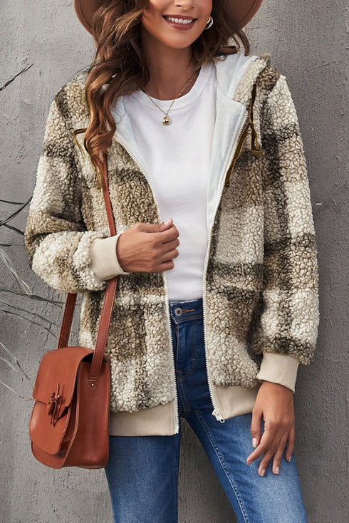 Un abrigo acogedor con capucha y un bonito estilo de osito de peluche para los días fríos.