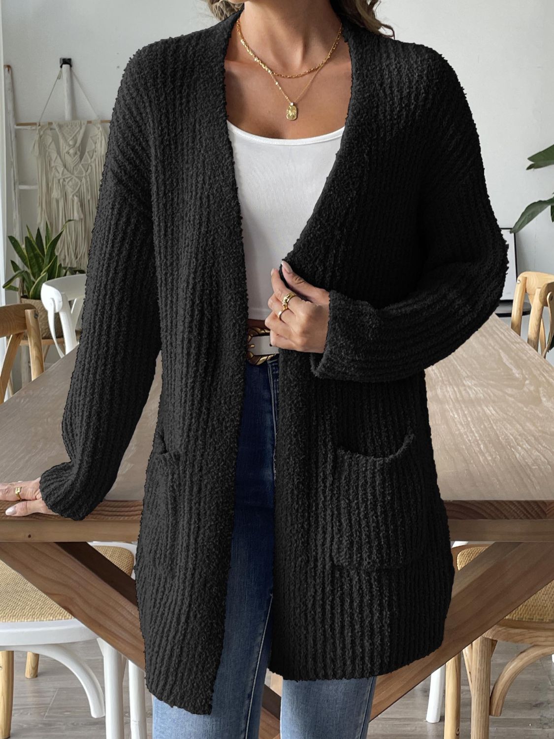 Un cárdigan abierto y cómodo con un diseño original para looks con estilo.