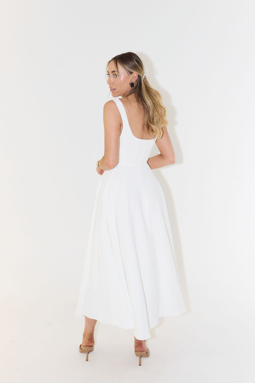 Vestido midi elegante para mujer con diseño sofisticado y versátil