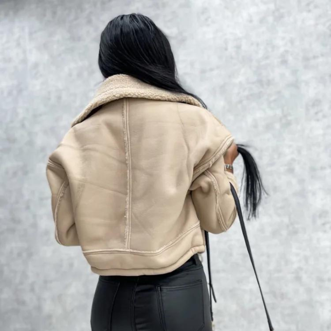 Chaqueta corta para mujer con diseño moderno y elegante
